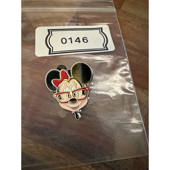 Walt Disney Minnie Mouse Nerd Hidden Mickey Trading Pin Glasses Authentic - Picture 5 of 5